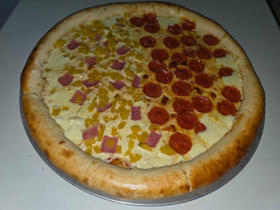 Jamón, peperoni, salami y bacon